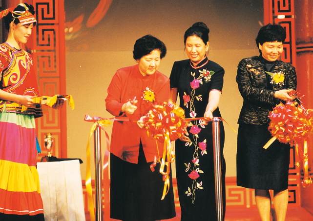 2 中华人民共和国驻新加坡大使陈宝鎏女士为开幕式剪彩-修.jpg