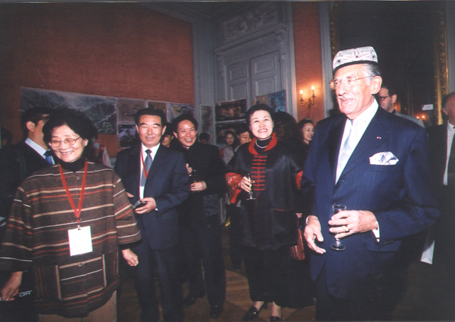 6 法国高级时装公会名誉主席莫克里哀先生参加中国民族服饰展开幕式-x.jpg