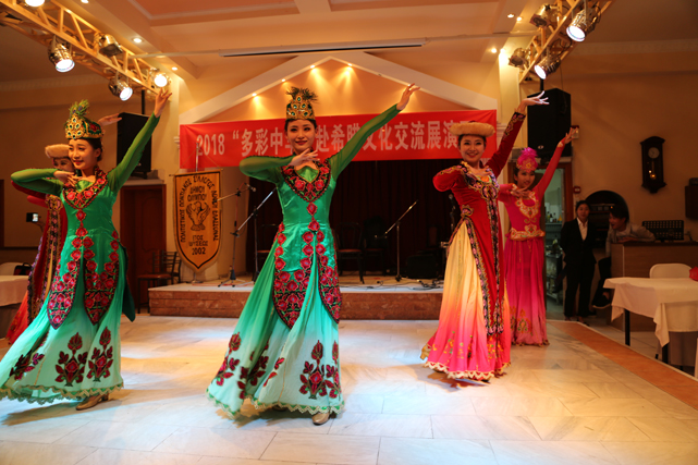 新疆民族歌舞表演.jpg