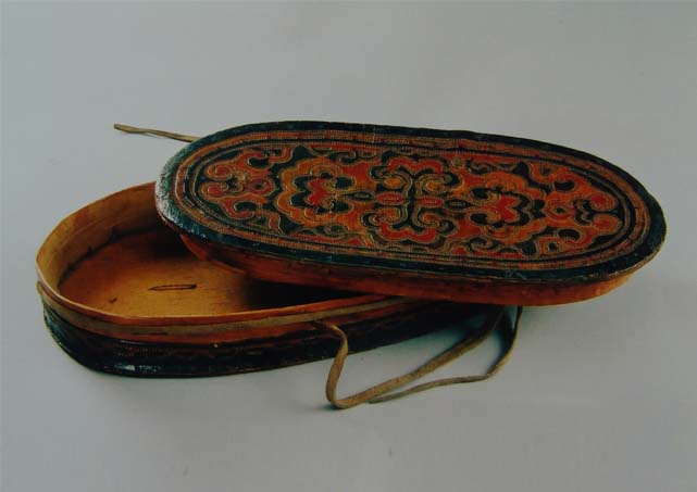 图一：刻花彩绘桦树皮盒.jpg