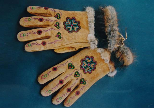 图四：鄂伦春族狍皮绣花手套.jpg