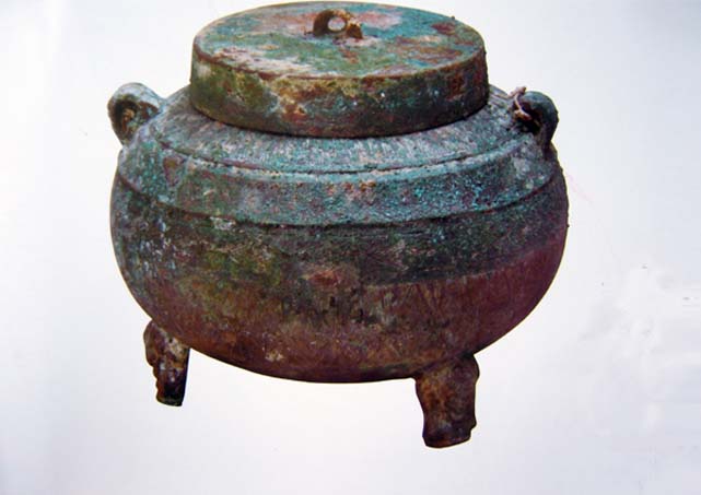 图6三足铜盒.jpg