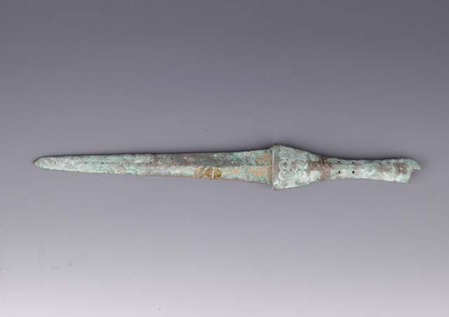 2.战国几何纹宽格铜短剑：长34.3厘米，重0.3千克，出土于保靖县四方城。 湘西州博物馆 供图.jpg