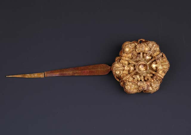 明三层镂空蝴蝶纹头金发簪：重28.2克，宝石残失，插尖残断，永顺县老司城出土。湘西州博物馆 供图.jpg