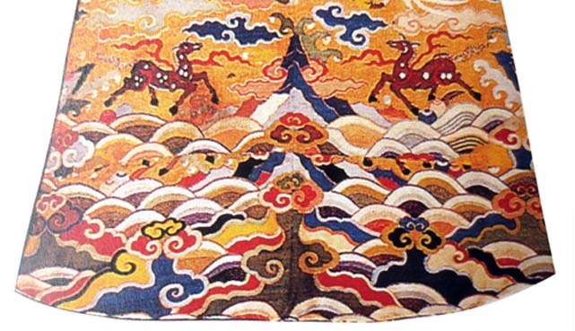 图7明朝龙袍局部.jpg