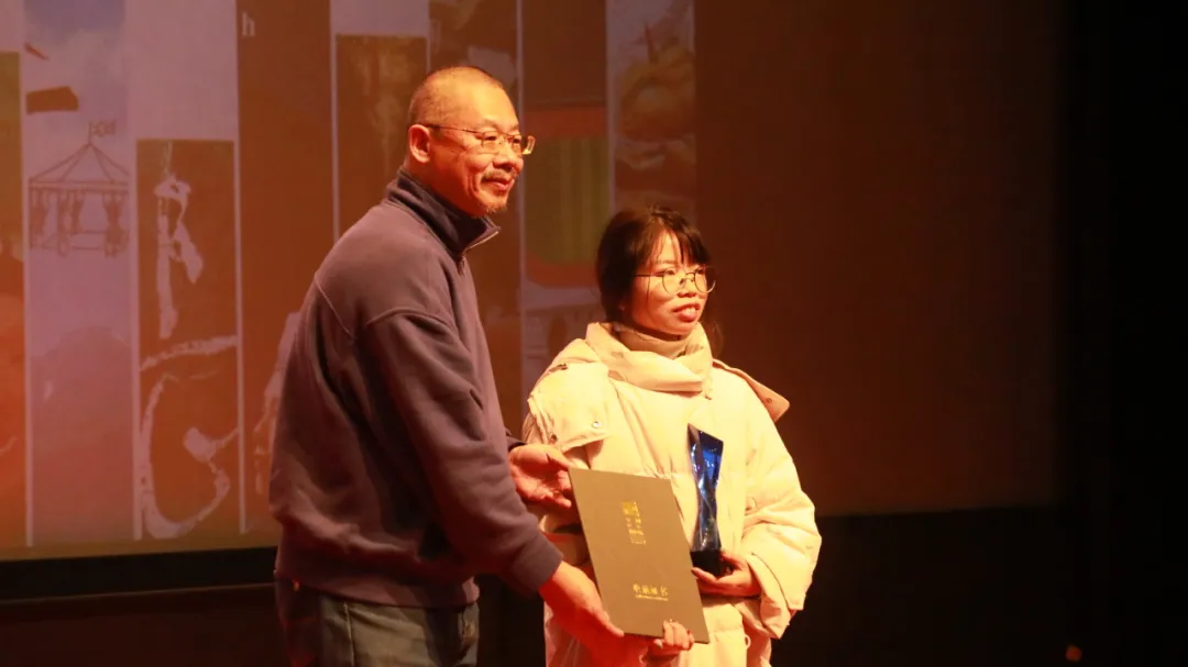 北京电影学院特聘研究员陈坚揭晓乡村 社区影像单元优秀奖《章朗青年》并颁奖.jpg