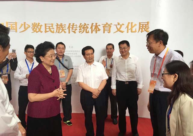 中央政治局委员，国务院副总理刘延东与中国民族博物馆馆长顾群亲切交谈