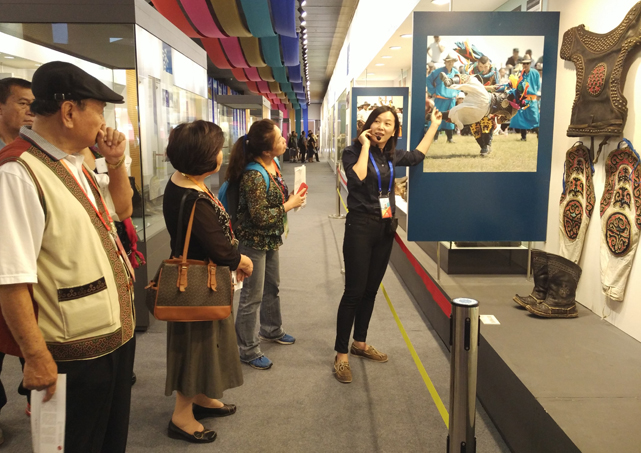 讲解员耐心的为参观者讲解