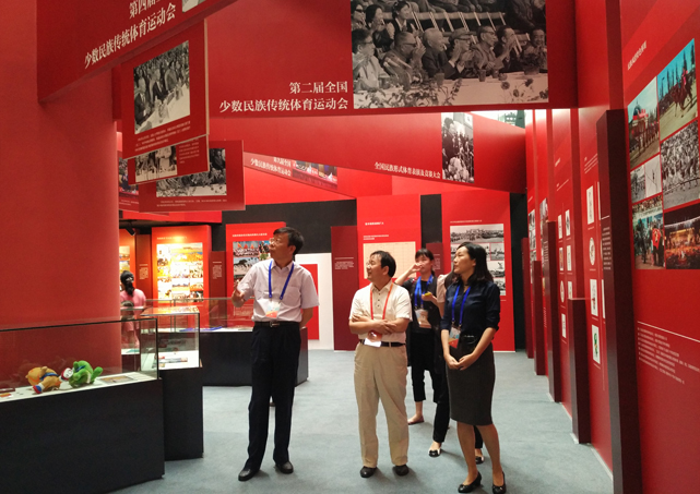 中国民族博物馆馆长顾群查看展览布置