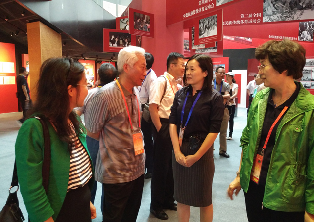 参观领导与讲解员交流观展心得