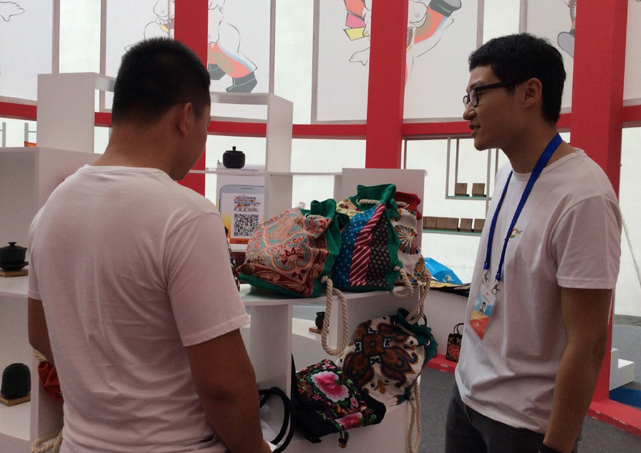 工作人员为参观者介绍文创产品