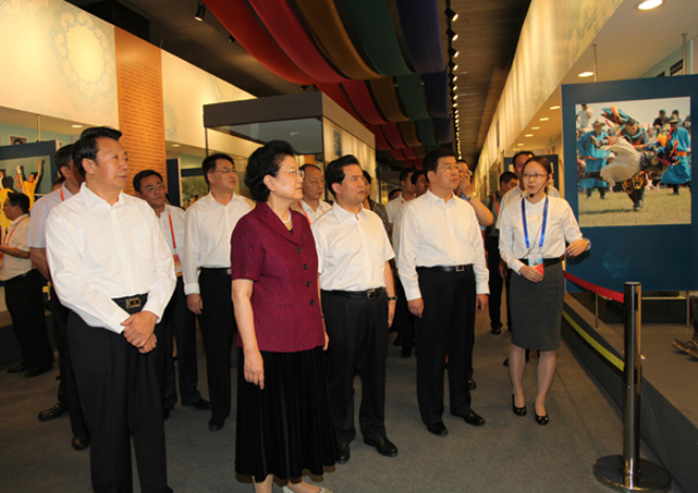 中央政治局委员，国务院副总理刘延东参观展览