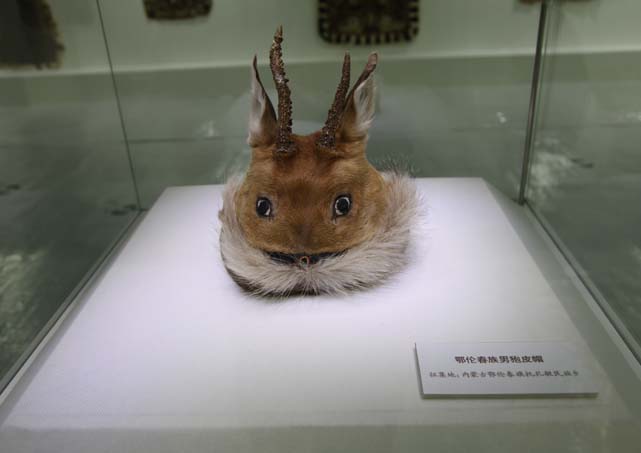 鄂伦春族男袍皮帽