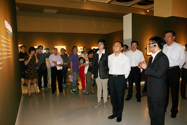 国家民族事务委员会党组成员、副主任李昌平，全国妇联书记处书记、中国妇女儿童博物馆馆长邓丽等领导在参观展览