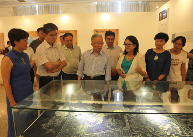 原中央国家安全工作领导小组办公室主任，外交部副部长戴秉国观看展览