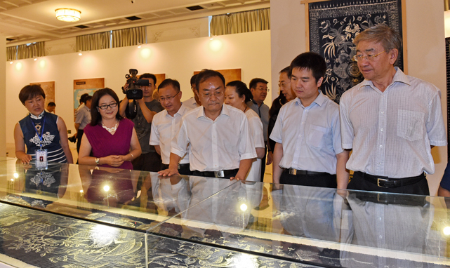 国家民委副主任李昌平观看展览