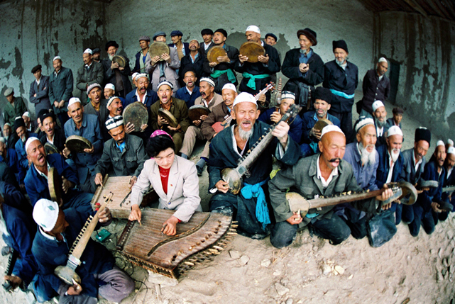 麦盖提县民间艺人在土舞台上弹唱刀郎木卡姆