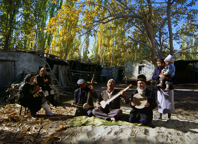 无论在家中还是在庭院，随时随地能听到麦盖提刀郎木卡姆的呐喊声