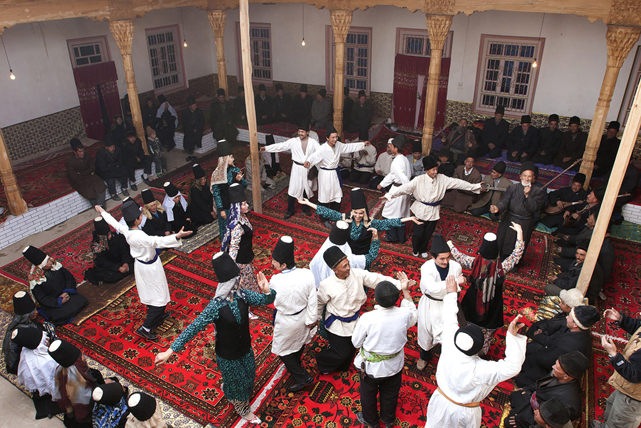 英吉沙县民间艺人在庭院中欢跳麦西热甫