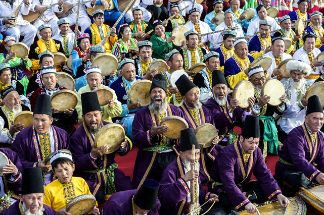 巴楚县民间艺人在广场弹唱刀郎木卡姆