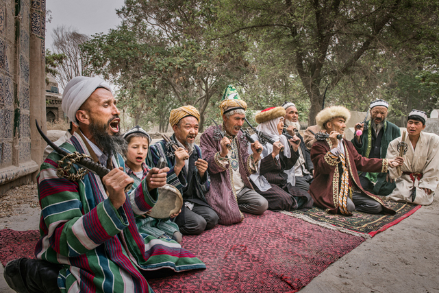 莎车县民间艺人在麻扎表演萨帕依