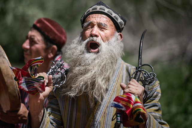 岳普湖县县民间艺人在果园表演萨帕依