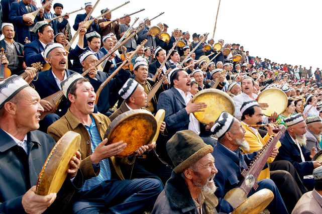 莎车县民间艺人在塔克拉玛干沙漠上弹唱木卡姆
