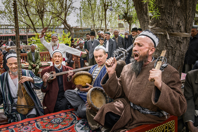 莎车县民间艺人在木卡姆公园露天茶馆表演木卡姆