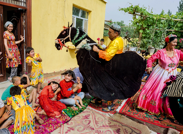 泽普县民间艺人在农民家中院落表演木卡姆面具舞