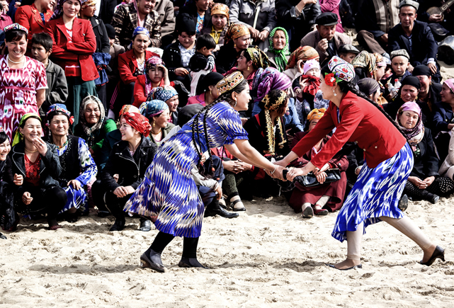 莎车县农民在塔克拉玛干沙漠上表演游戏