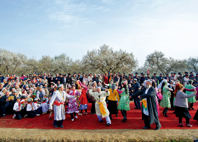 莎车县民间艺人在巴旦木花果园举办诺鲁孜节迎接春天的到来