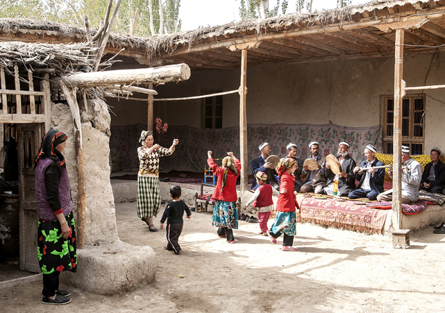 莎车县民间艺人吐尔逊·托乎提在家庭院落中举行家庭麦西热甫