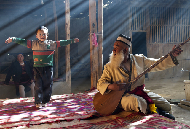 莎车县民间艺人肉孜·阿尤甫在家中举行教孙子麦西热甫舞蹈