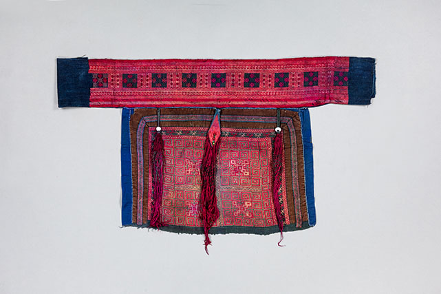 南丹苗数纱绣背儿带