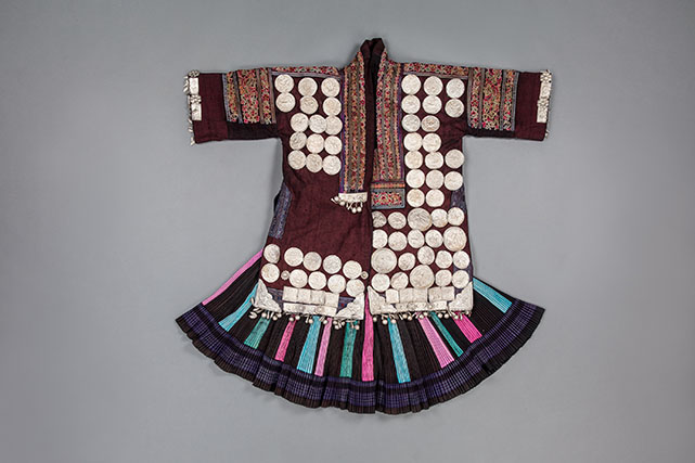 革一苗银衣女服（正面）