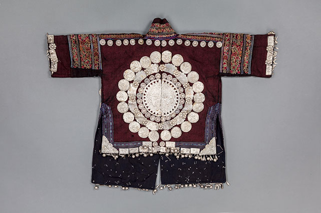 革一苗银衣女服（背面）