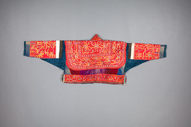 安顺苗女上衣（背面）