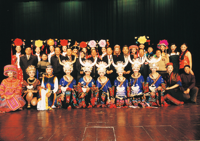 1 国家民委副主任江家福、牟本理、图道多吉、李晋有与 2000年赴新加皮民族服饰演出团合影-修.jpg