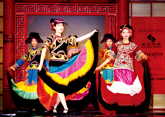 3 《彝寨早春》里的姑娘们在展示彝族美丽的服装-修.jpg