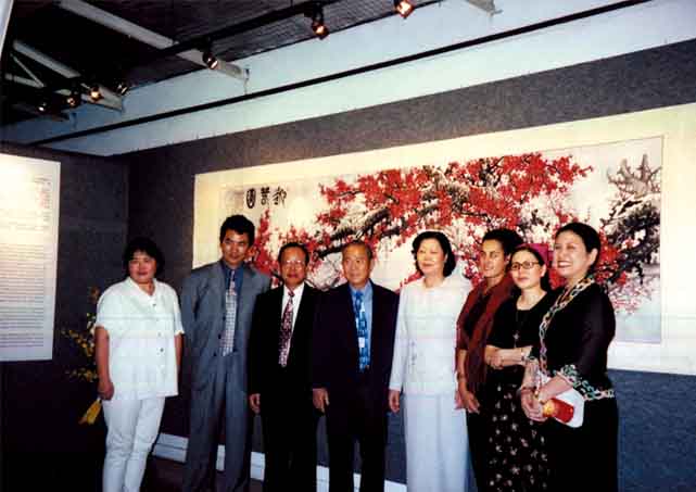 2 谢启晃馆长与南洋艺术学院院长何家梁等在开幕式上合影-修.jpg