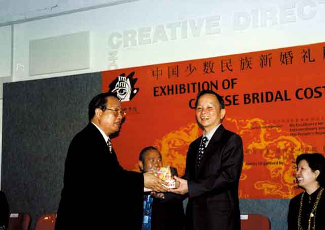 3 张九桓大使 和谢启晃馆长在开幕式上-修.jpg