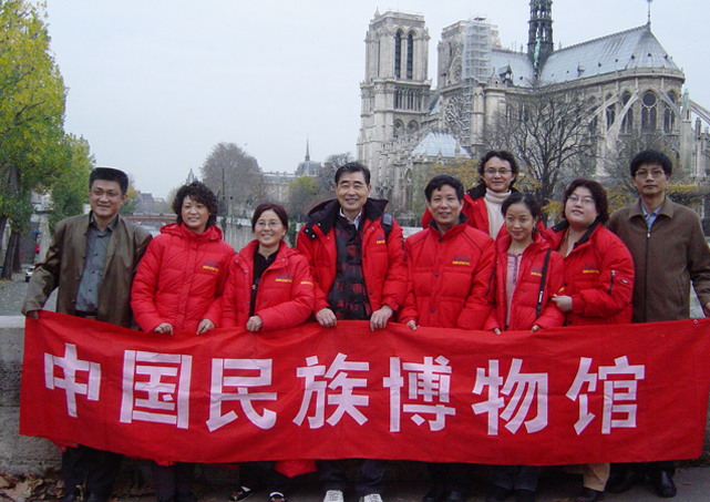 19 中国民族博物馆人员在法国-x.jpg