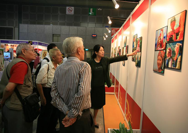 2 陪同讲座听众参观.jpg