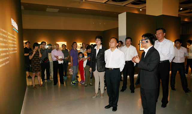 p1李昌平副主任参观展览.jpg