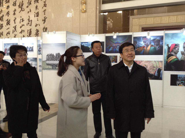 国家民委主任巴特尔同志参观摄影展.jpg