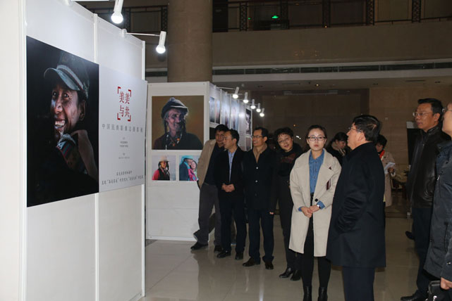 国家民委专职委员管培俊同志参观中国民族志摄影展1.jpg