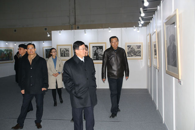 国家民委专职委员管培俊同志参观民族版画展.jpg