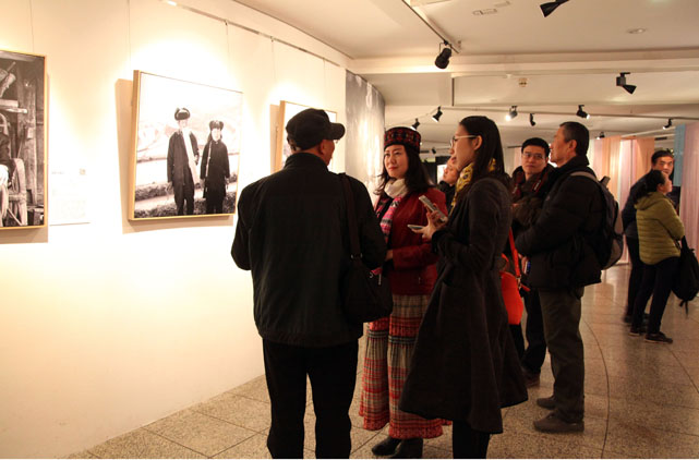 09观众观展.jpg 09观众观展.jpg