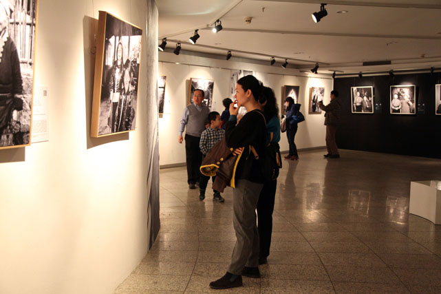 10观众认真观看.jpg 10观众认真观看.jpg