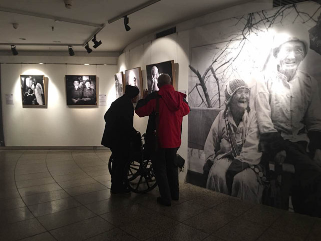 11观众看展.jpg 11观众看展.jpg